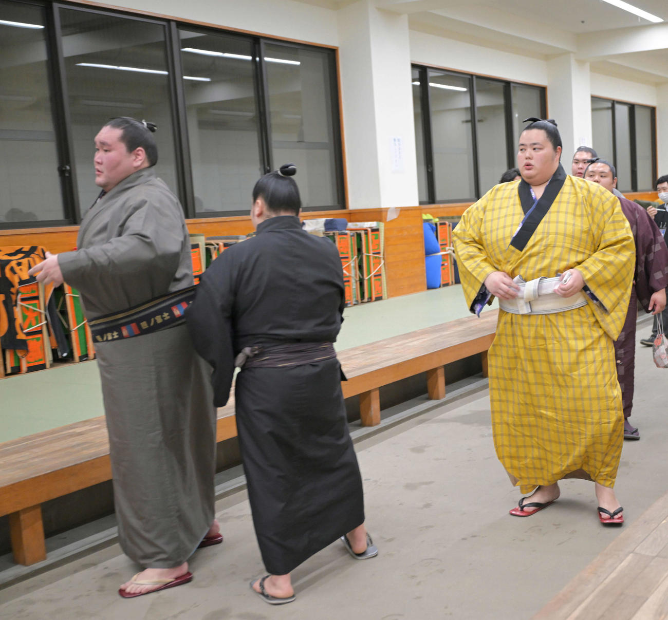 支度部屋から引き揚げる照ノ富士（左）と琴桜