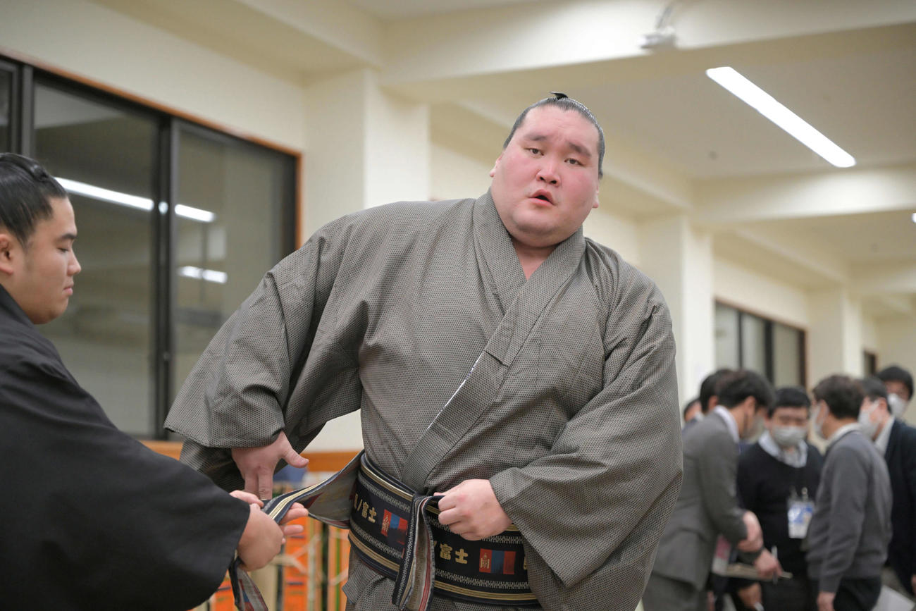 支度部屋で帰り支度する照ノ富士