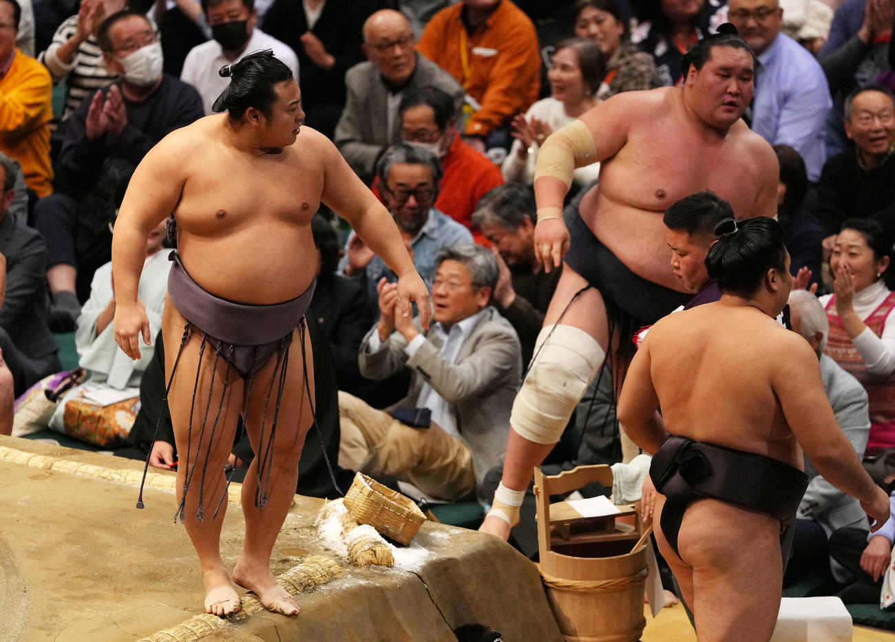 照ノ富士（右）を送り出しで破る翔猿（撮影・横山健太）