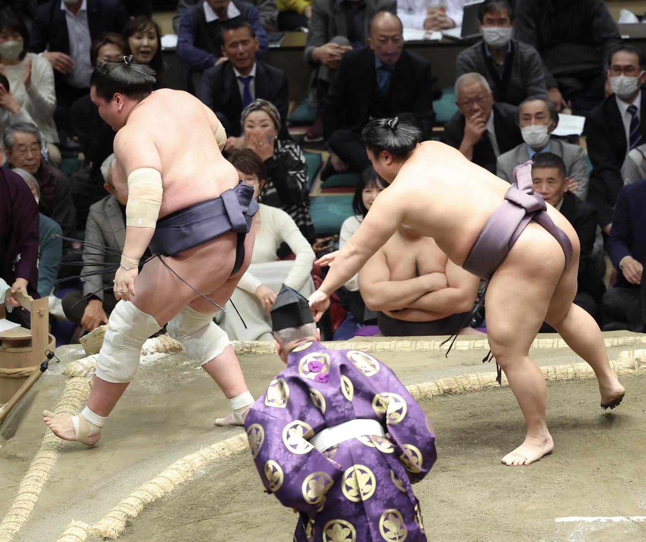 照ノ富士（左）は翔猿に送り出しで敗れる（撮影・河田真司）