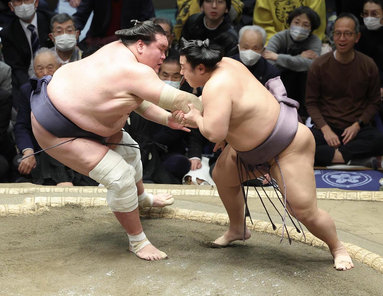 競り合う照ノ富士（左）と翔猿（撮影・河田真司）