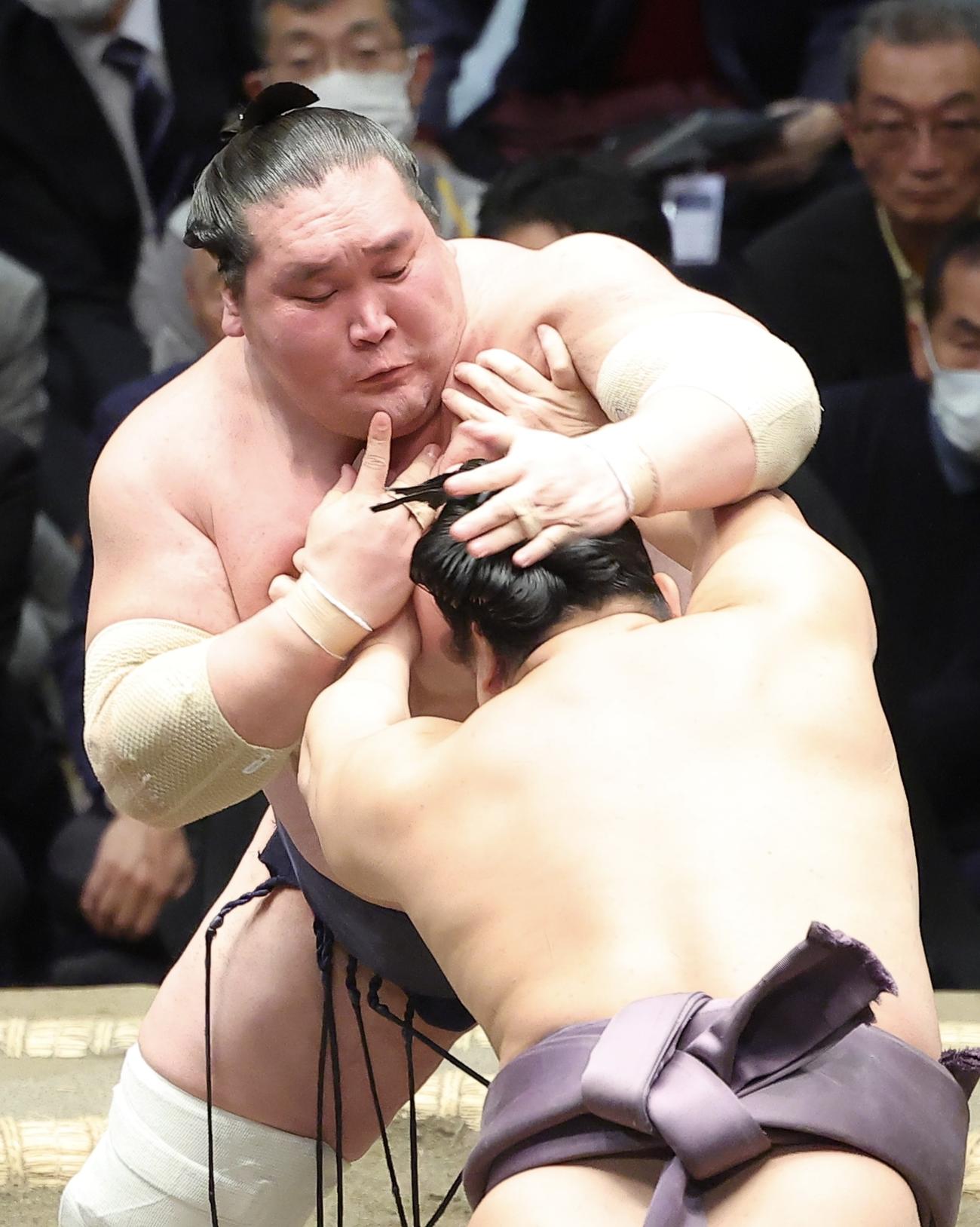 翔猿（手前）の攻めに耐える照ノ富士（撮影・河田真司）