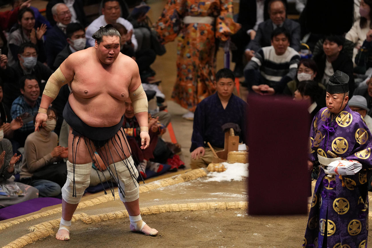 照ノ富士が翔猿に敗れ場内には座布団が舞う（撮影・横山健太）