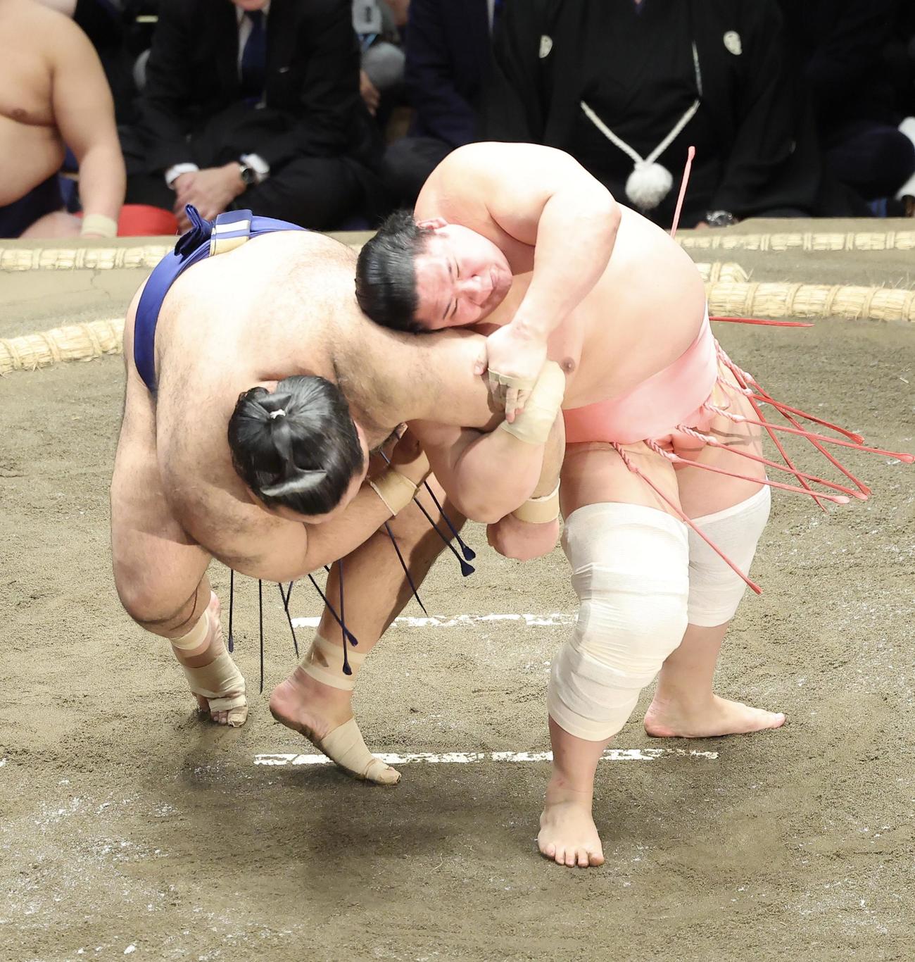 高安（左）を伝え反りで破る宇良（撮影・河田真司）