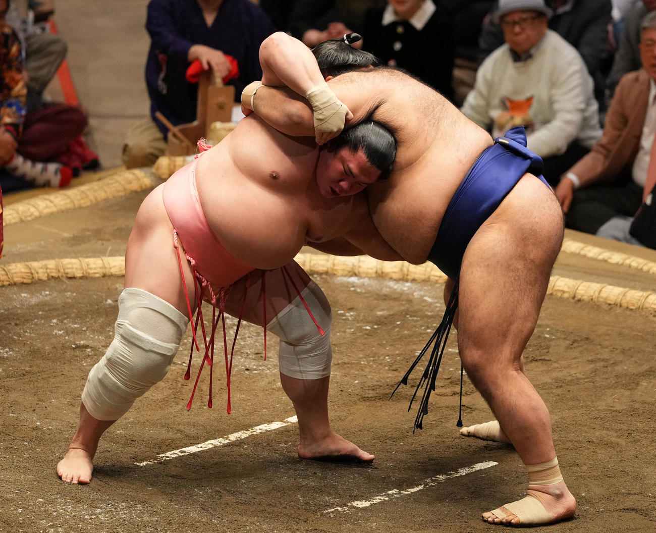 高安（右）を伝え反りで破る宇良（撮影・横山健太）