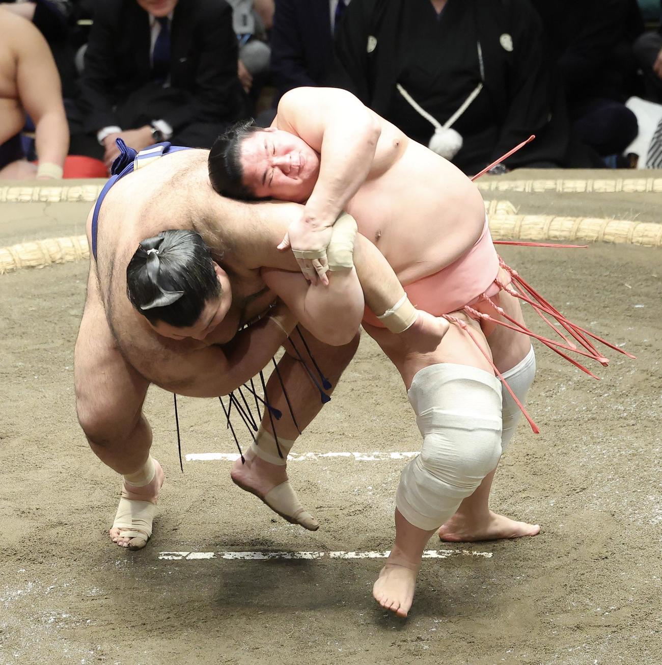 高安（左）を伝え反りで破る宇良（撮影・河田真司）