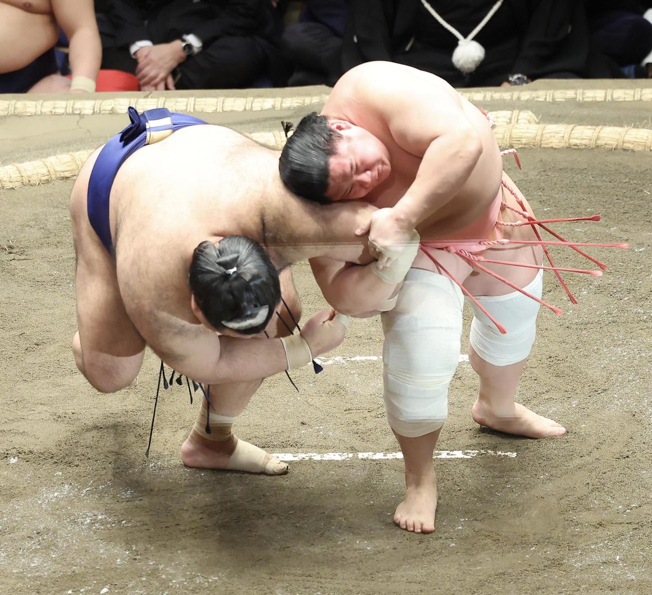 高安（左）を伝え反りで破る宇良（撮影・河田真司）