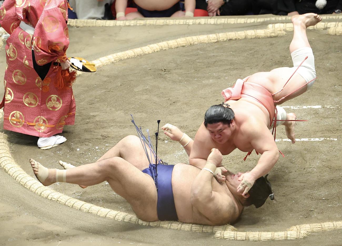高安（左）を伝え反りで破る宇良（撮影・河田真司）