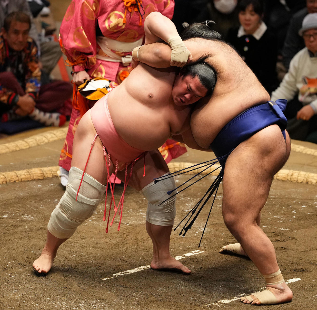 高安（右）を伝え反りで破る宇良（撮影・横山健太）