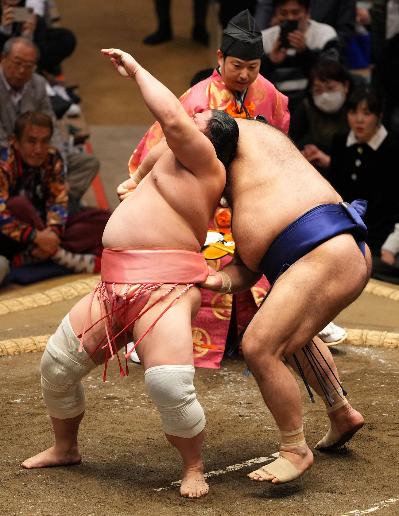 高安（右）を伝え反りで破る宇良（撮影・横山健太）