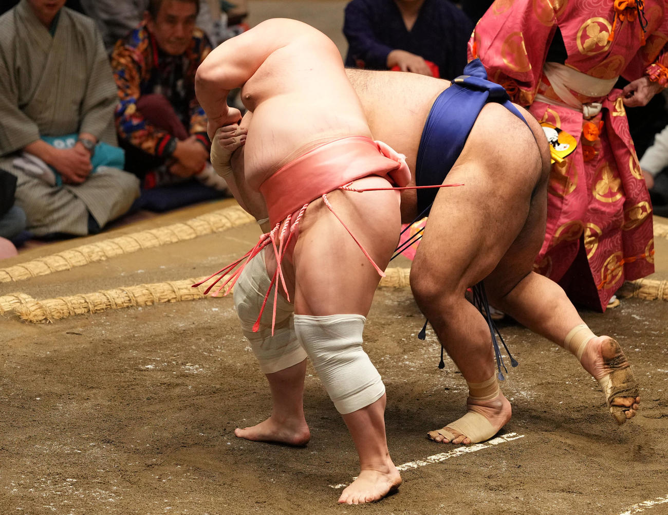 高安（右）を伝え反りで破る宇良（撮影・横山健太）