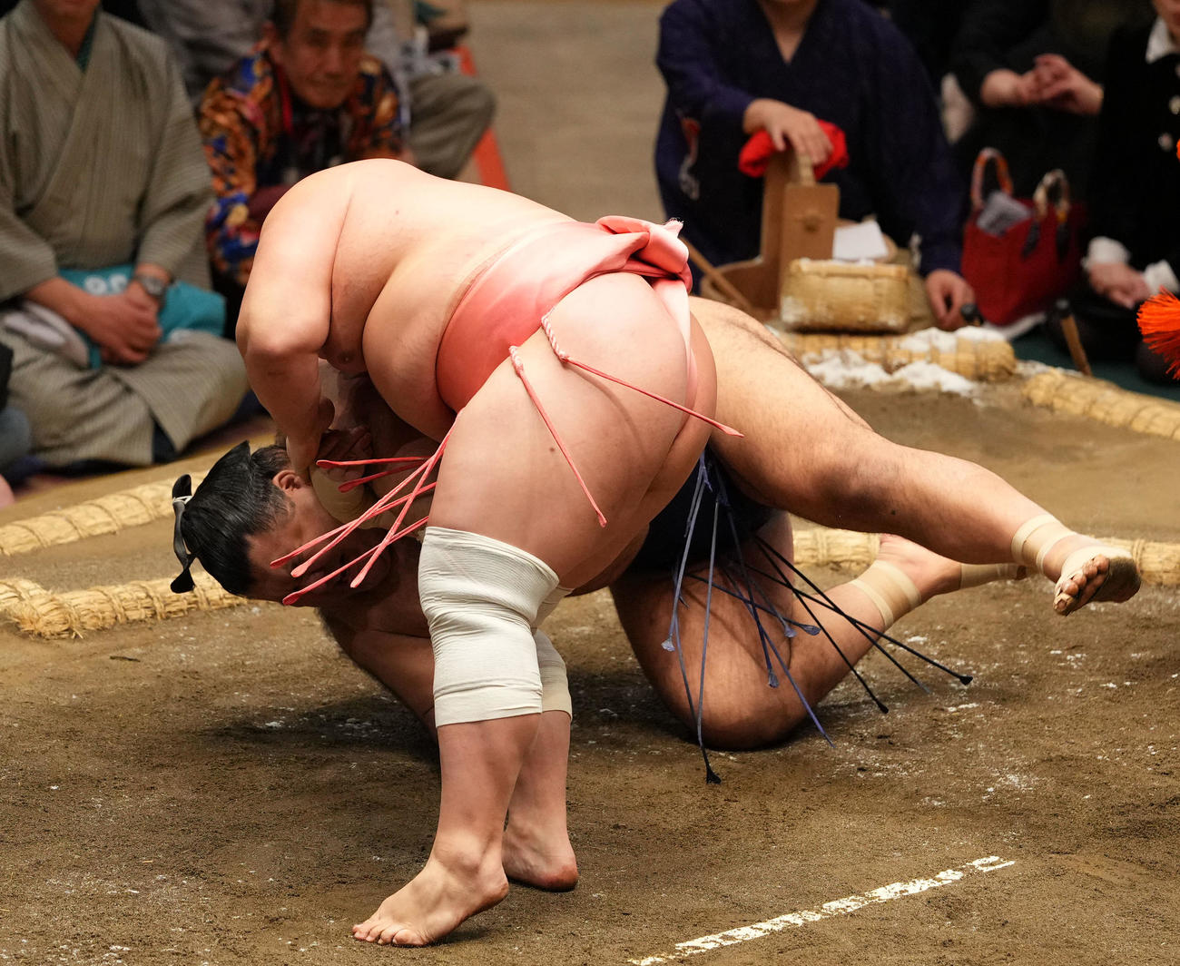 高安（右）を伝え反りで破る宇良（撮影・横山健太）