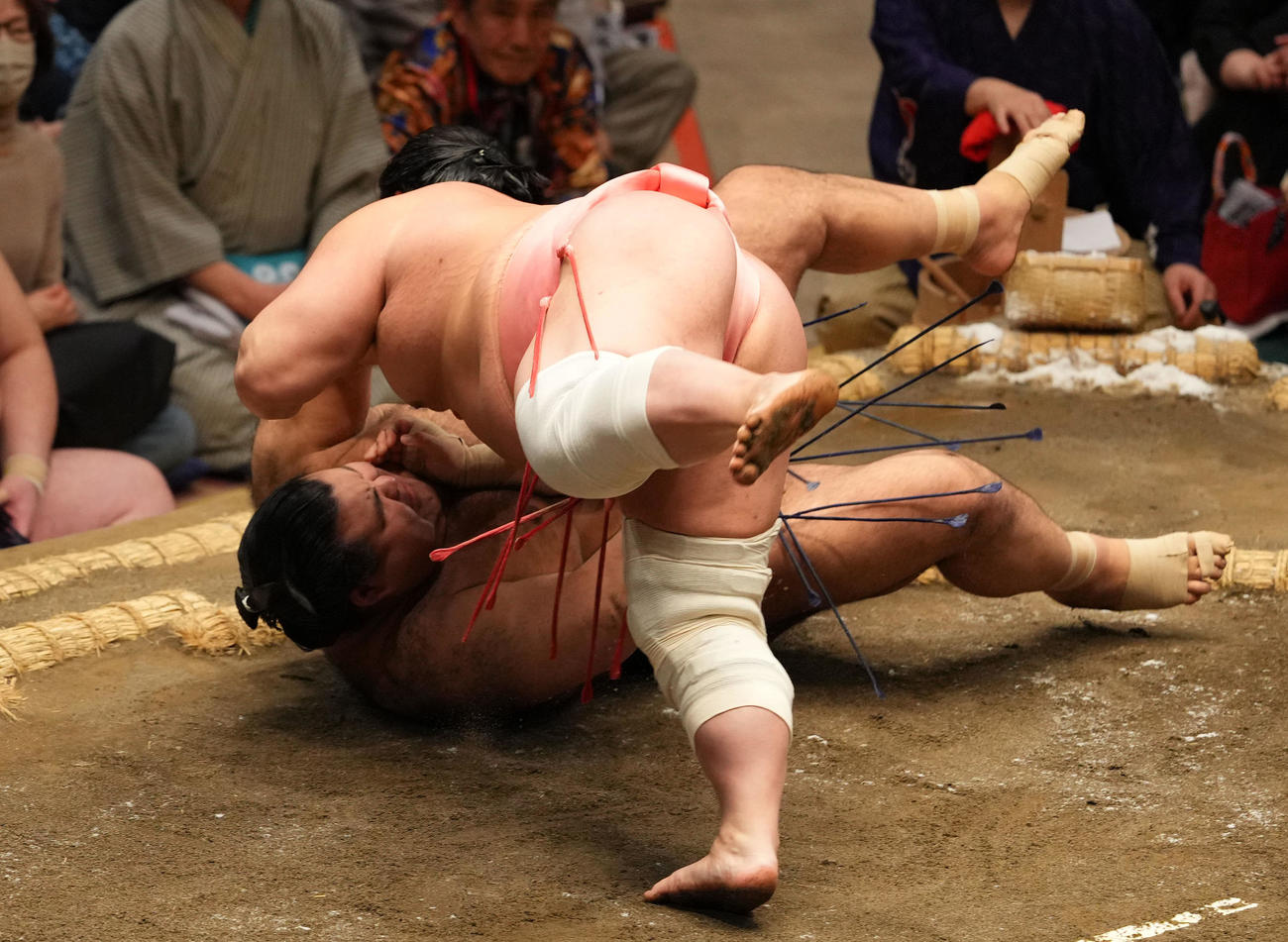 高安（右）を伝え反りで破る宇良（撮影・横山健太）