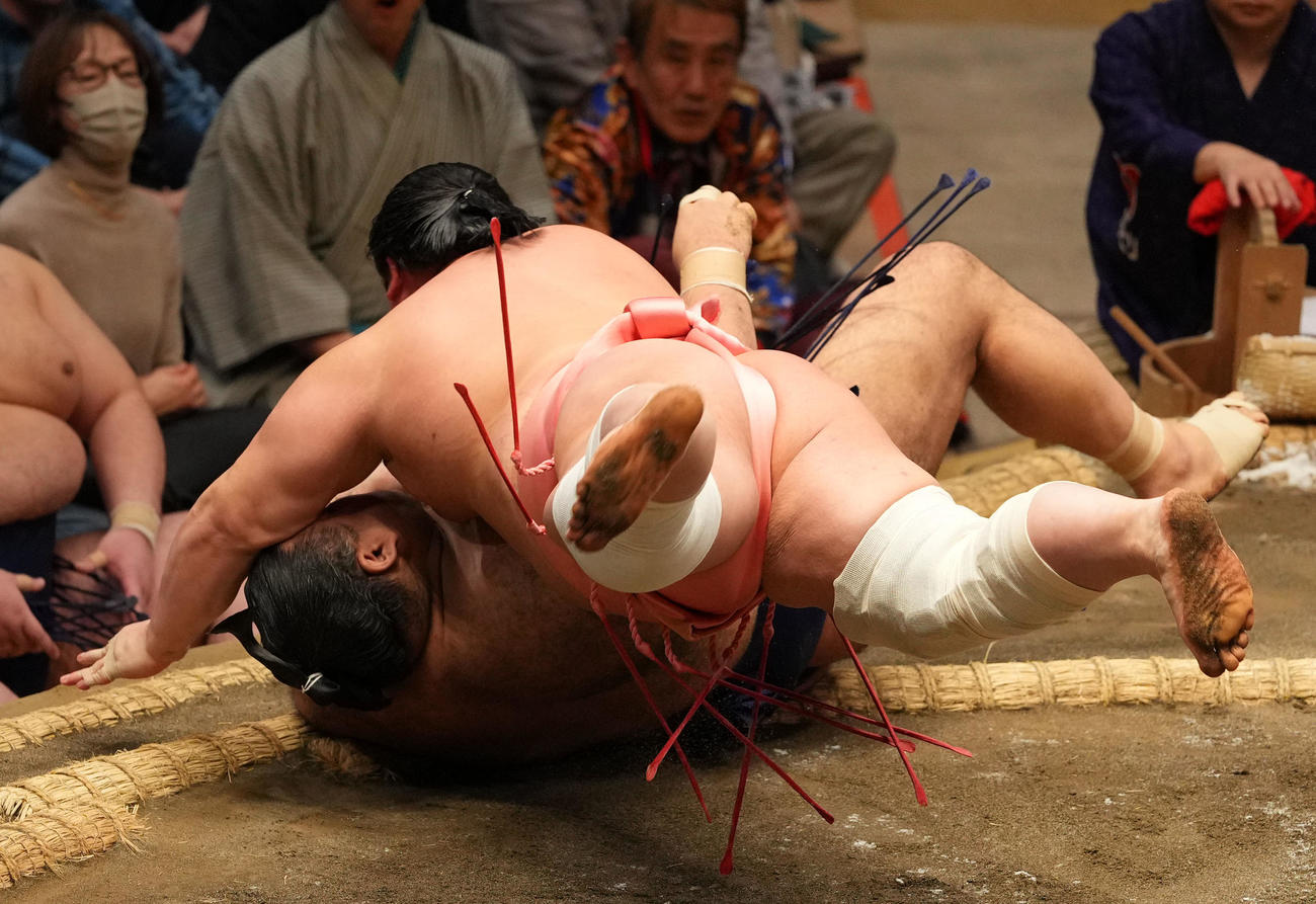 高安（右）を伝え反りで破る宇良（撮影・横山健太）