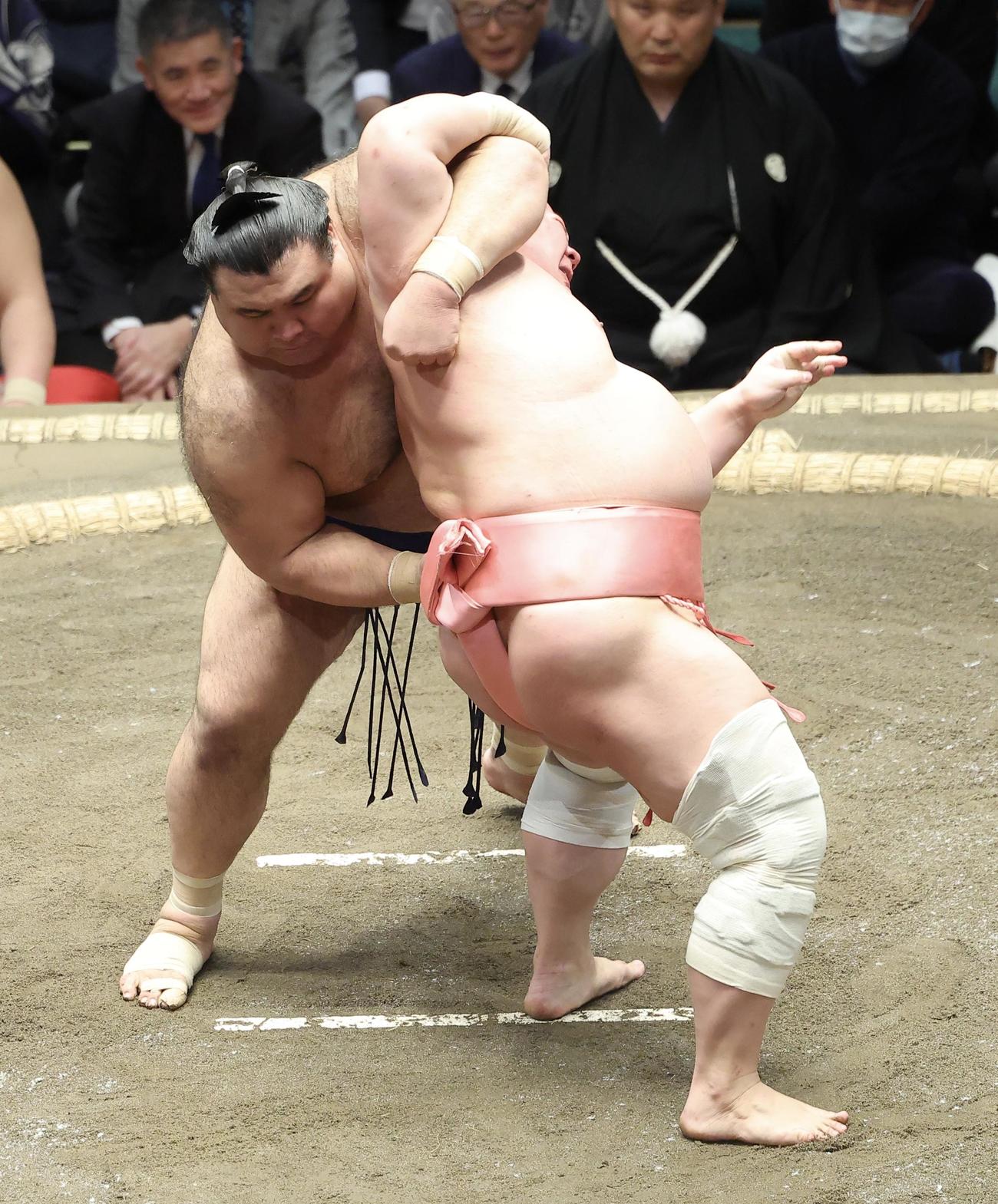 高安（左）を伝え反りで破る宇良（撮影・河田真司）