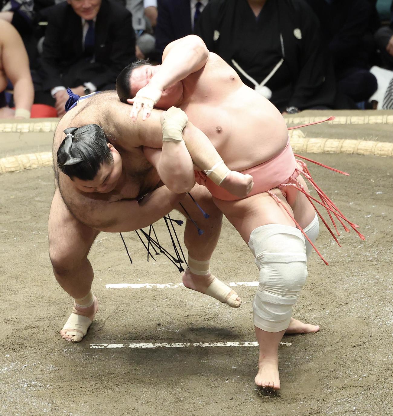 高安（左）を伝え反りで破る宇良（撮影・河田真司）