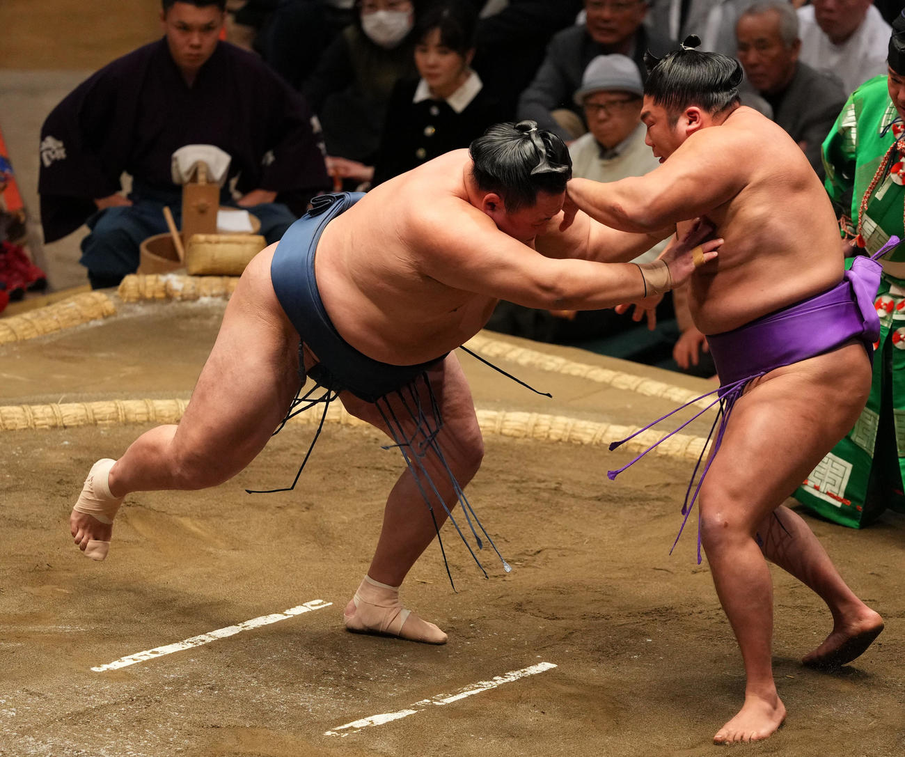 尊富士（右）を押し出しで破る玉鷲（撮影・横山健太）