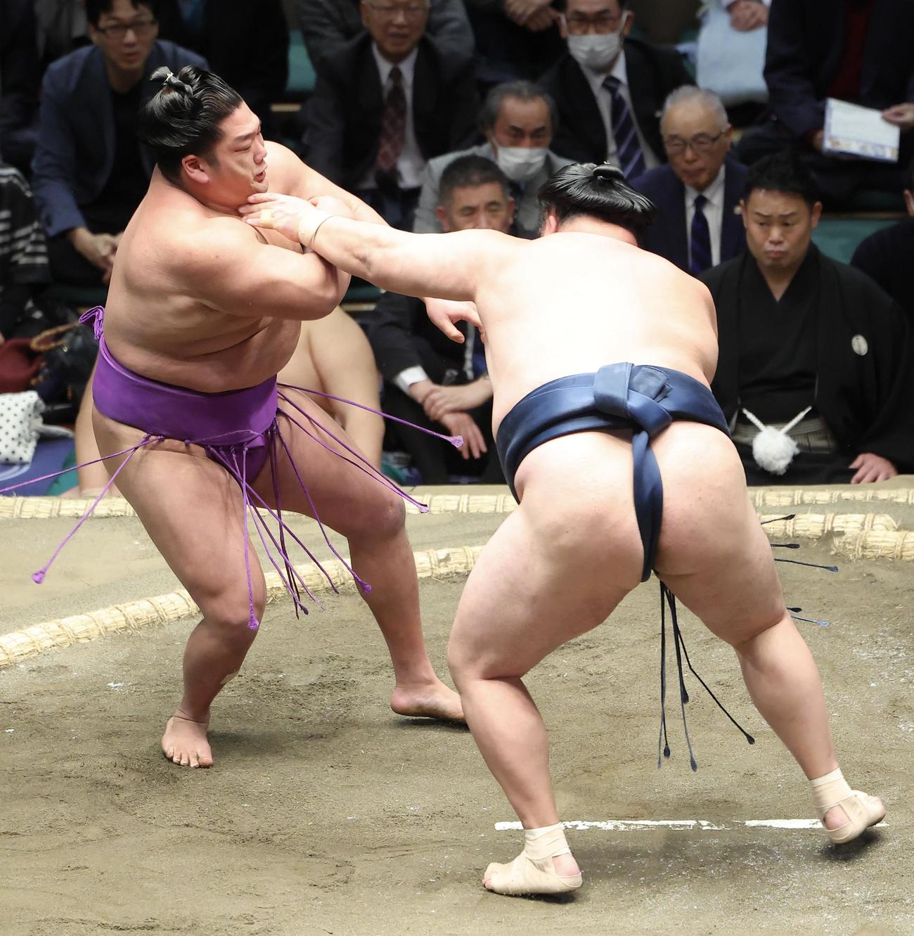 尊富士（左）を押し出しで破る玉鷲（撮影・河田真司）