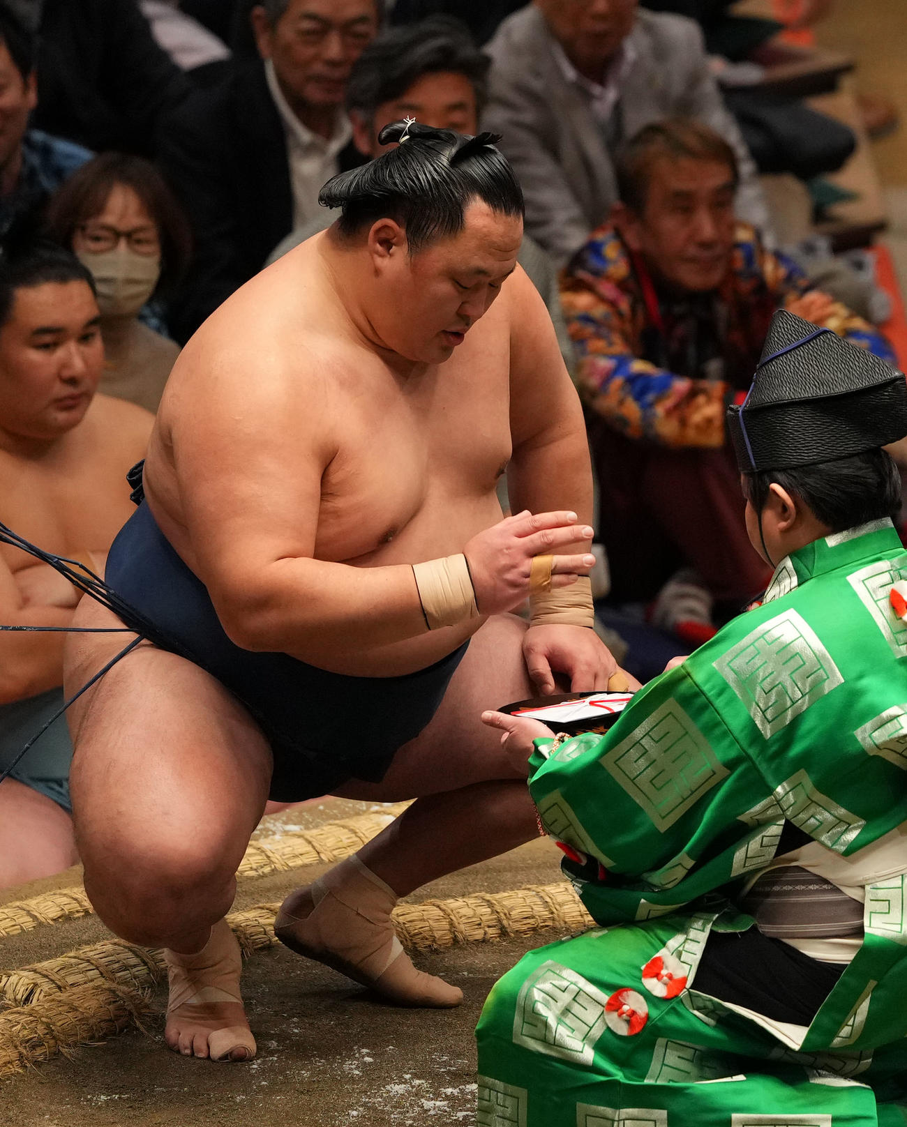 尊富士（右）を押し出しで破った玉鷲（撮影・横山健太）