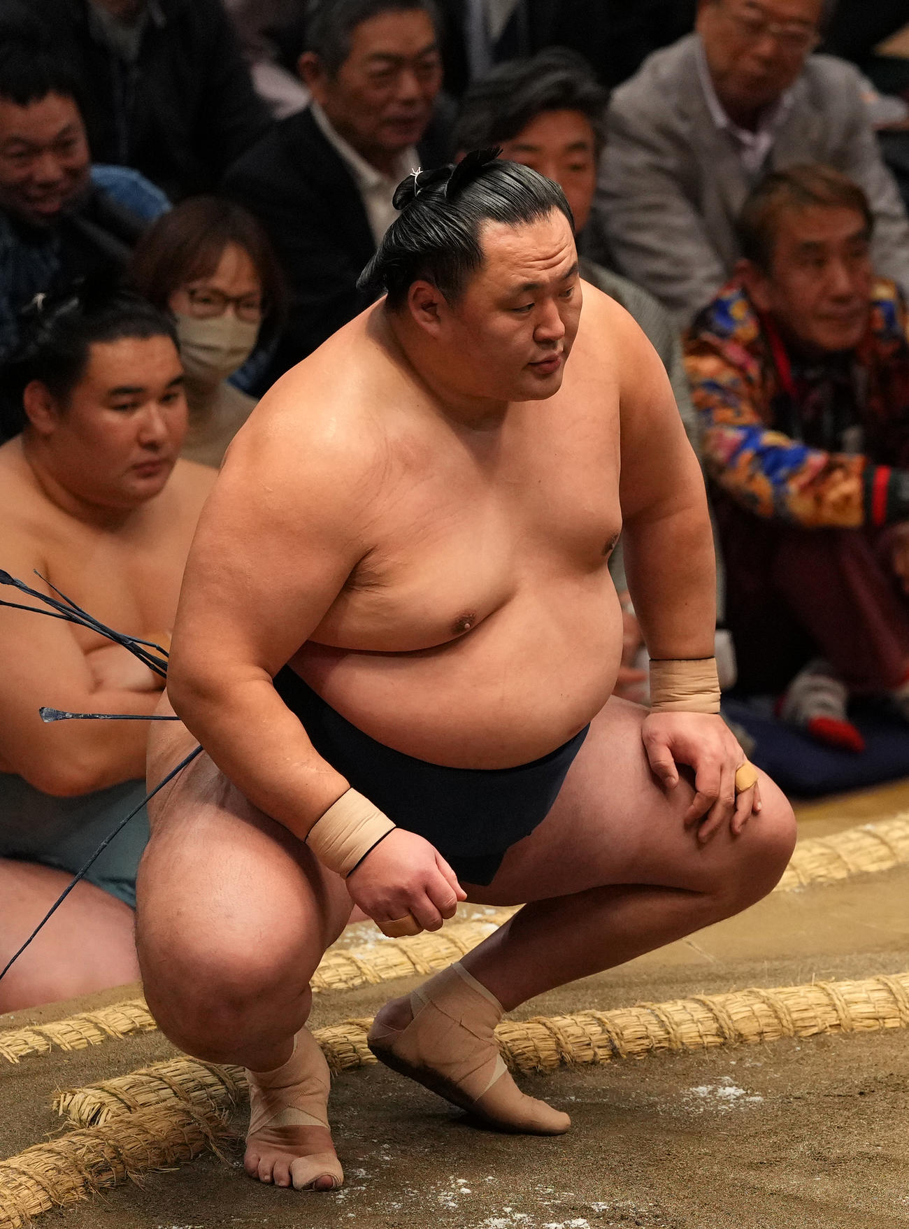 尊富士（右）を押し出しで破った玉鷲（撮影・横山健太）