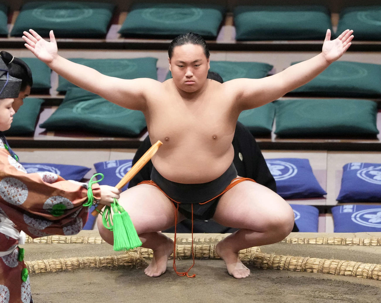 24年9月、秋場所7日目　塵手水（ちりちょうず）を切る醍醐桜