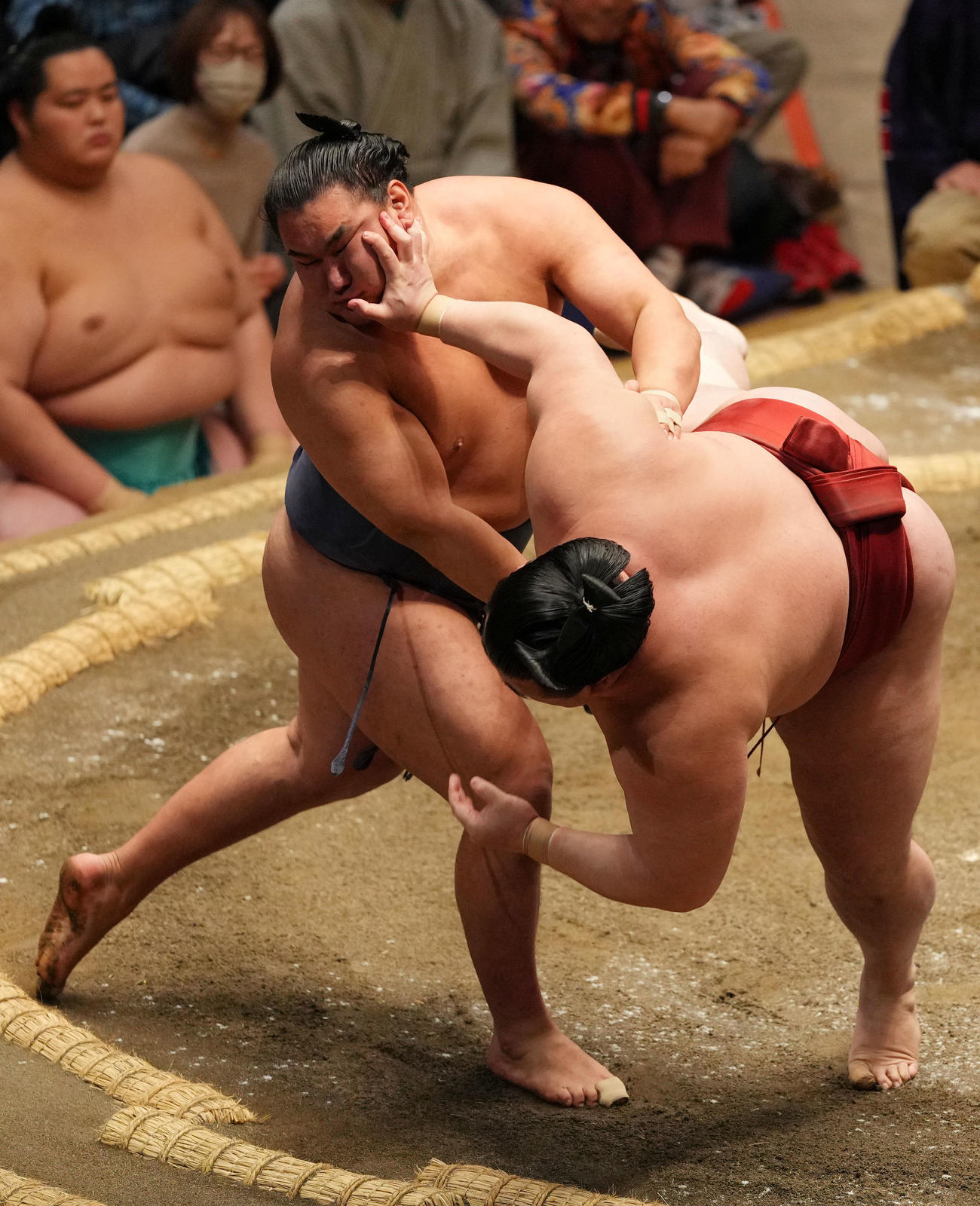 隆の勝（右）を突き落としで破る豊昇龍（撮影・横山健太）