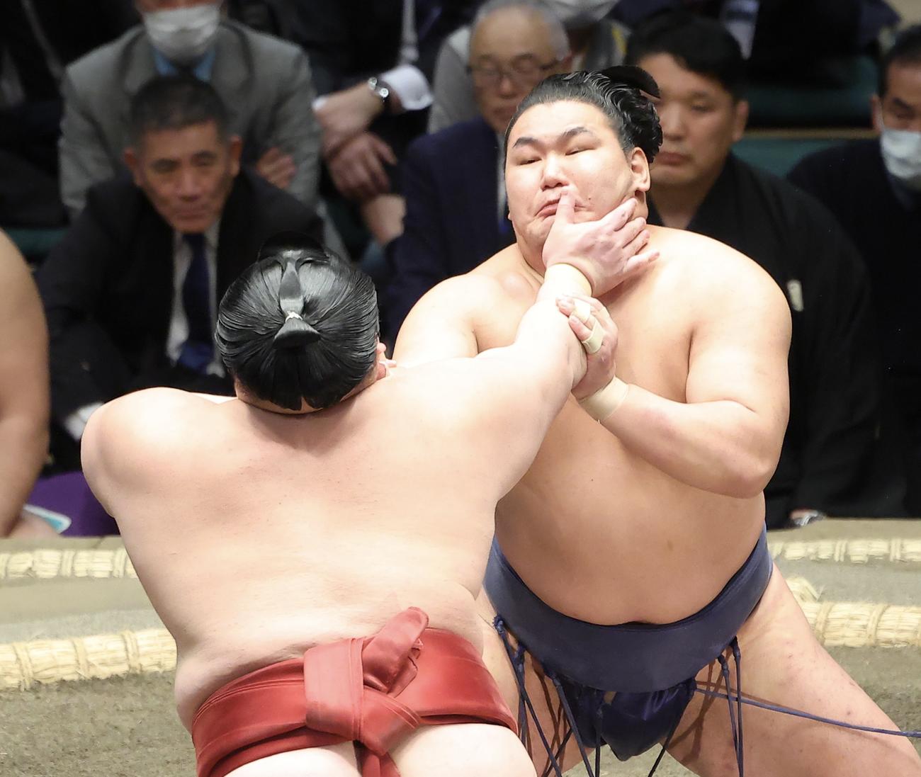 隆の勝（手前）の攻めに耐える豊昇龍（撮影・河田真司）