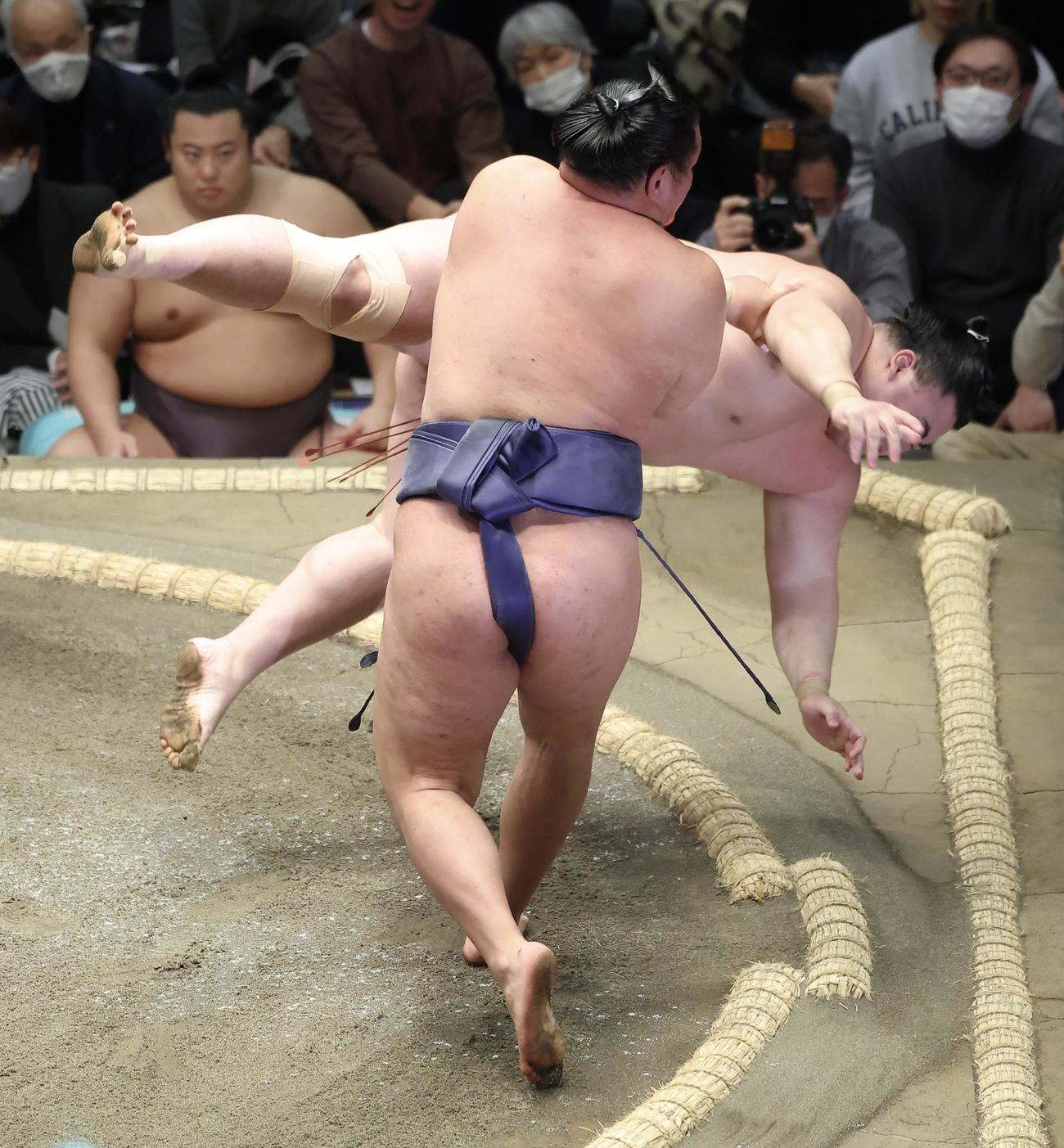 隆の勝（奥）を突き落としで破る豊昇龍（撮影・河田真司）