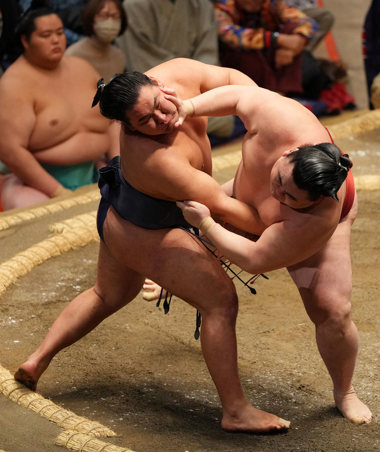 隆の勝（右）を突き落としで破る豊昇龍（撮影・横山健太）