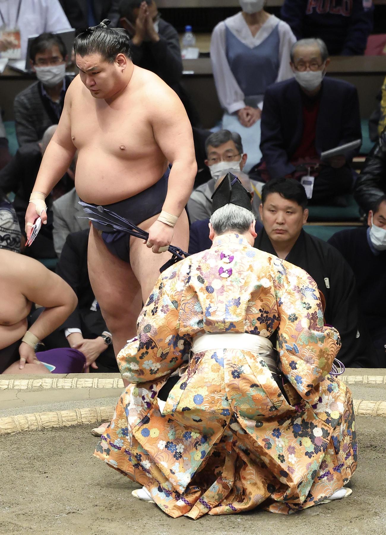 隆の勝を突き落としで破り、懸賞金の束を手に引き揚げる豊昇龍（撮影・河田真司）