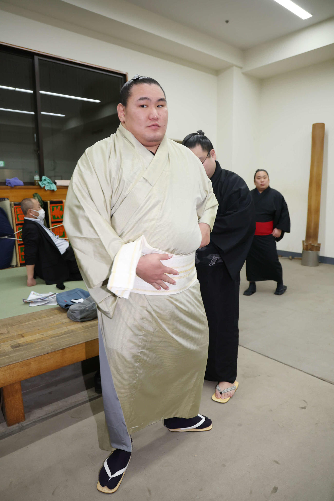 支度部屋で帰り支度する豊昇龍