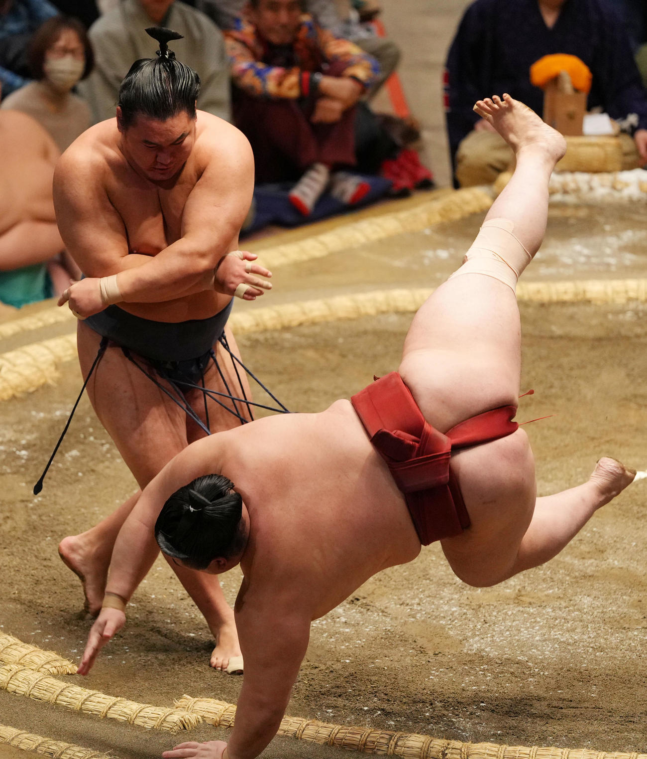 隆の勝（右）を突き落としで破る豊昇龍（撮影・横山健太）