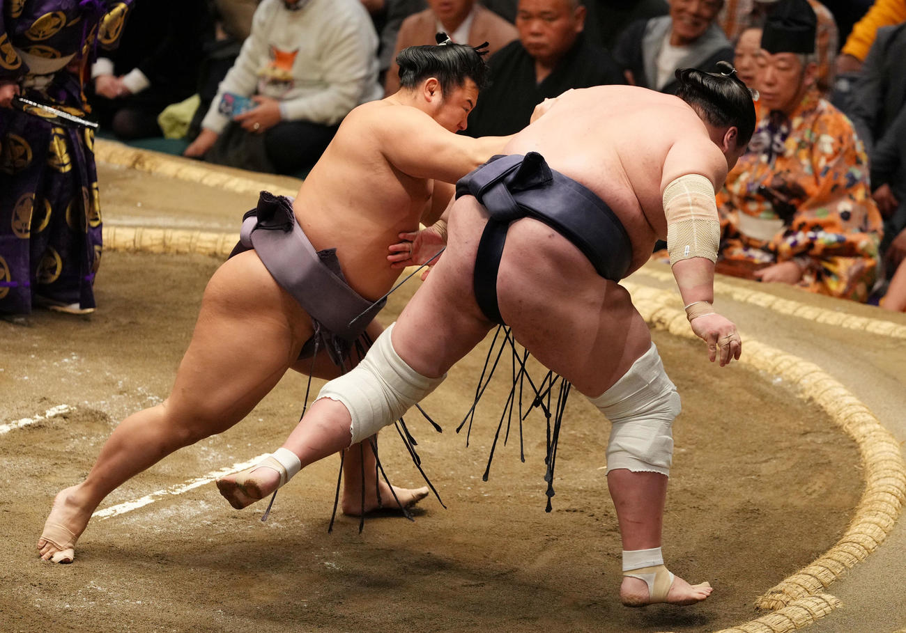 照ノ富士（右）を送り出しで破る翔猿（撮影・横山健太）