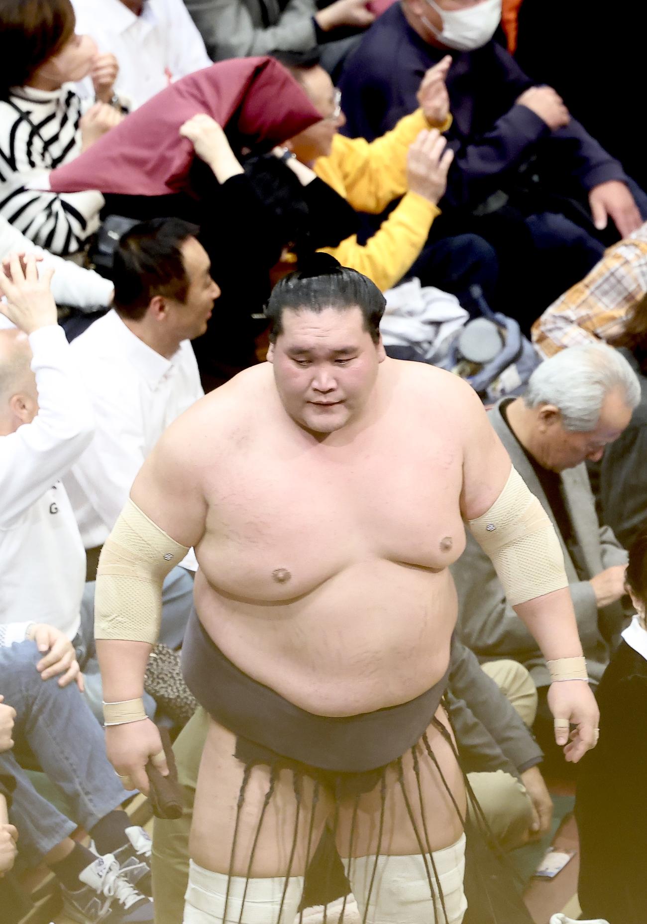 翔猿に送り出しで敗れ引き揚げる照ノ富士（撮影・河田真司）