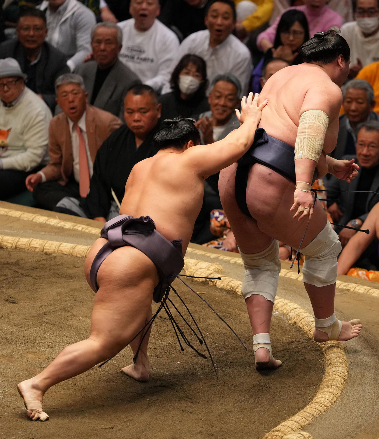 照ノ富士（右）を送り出しで破る翔猿（撮影・横山健太）