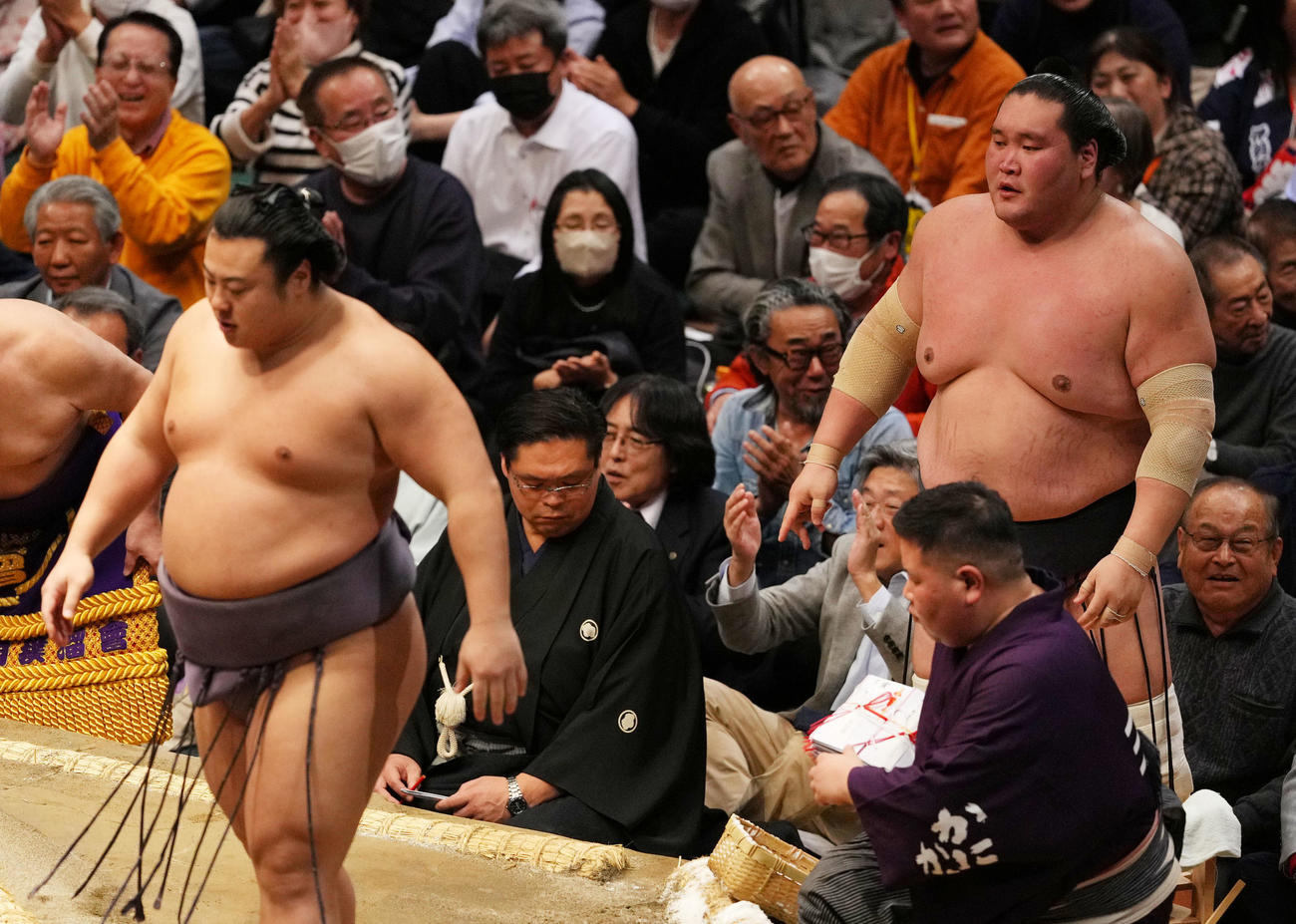 翔猿（左）に敗れ肩を落とす照ノ富士（撮影・横山健太）