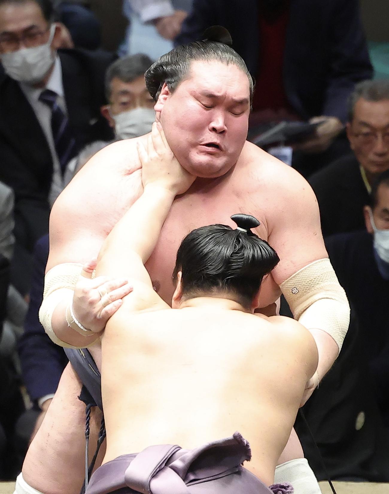翔猿（手前）の攻めに耐える照ノ富士（撮影・河田真司）
