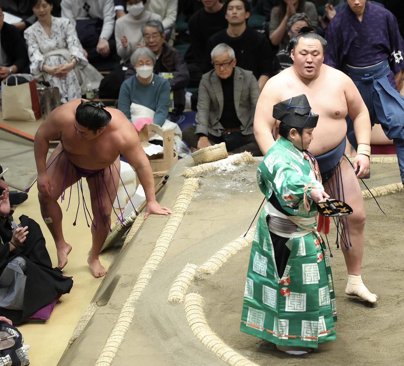尊富士（左）を押し出しで破る玉鷲（撮影・河田真司）