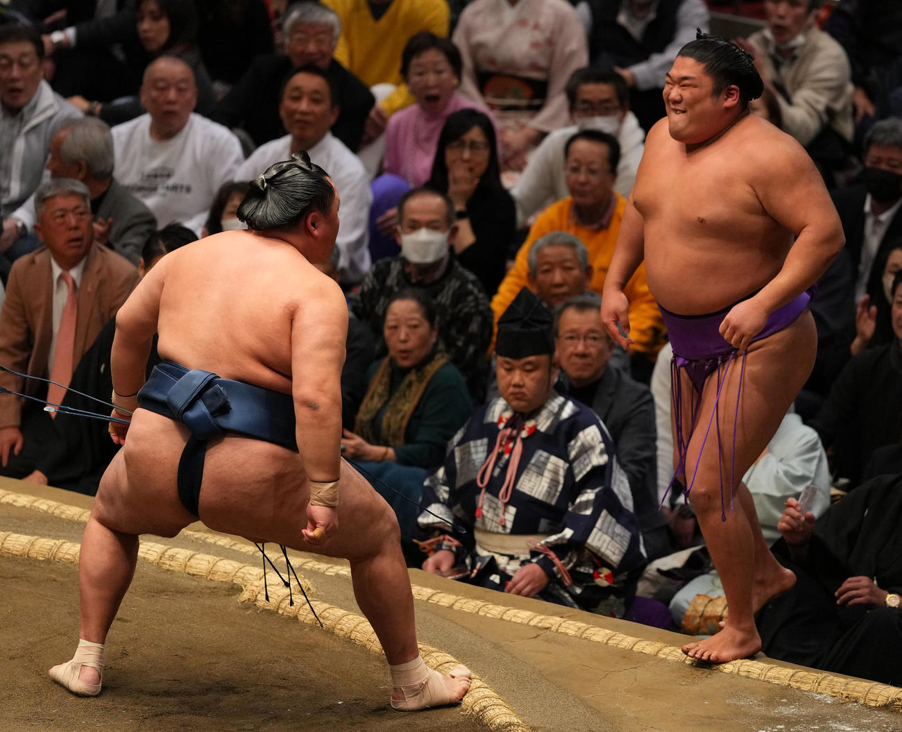 尊富士（右）を押し出しで破る玉鷲（撮影・横山健太）