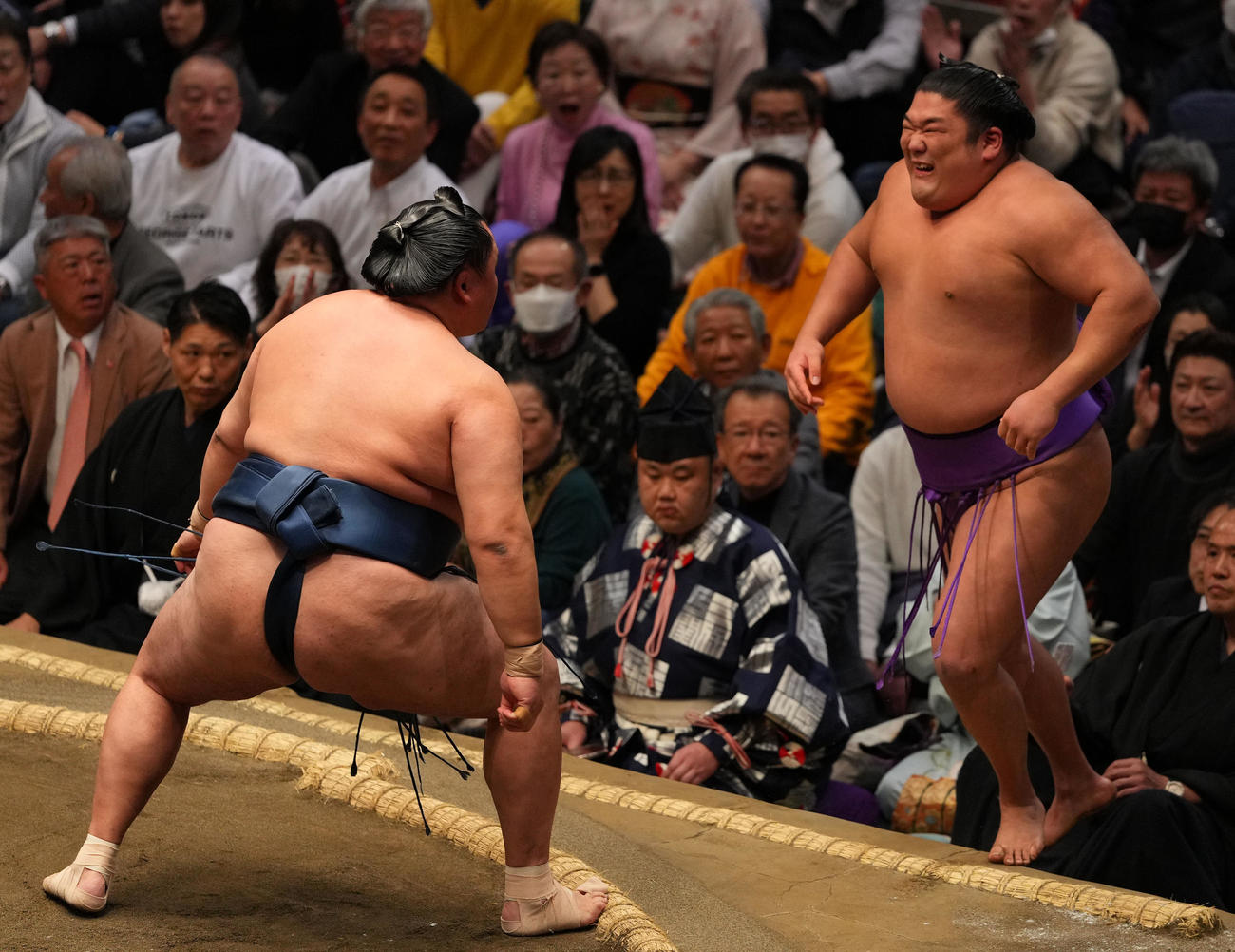 尊富士（右）を押し出しで破る玉鷲（撮影・横山健太）