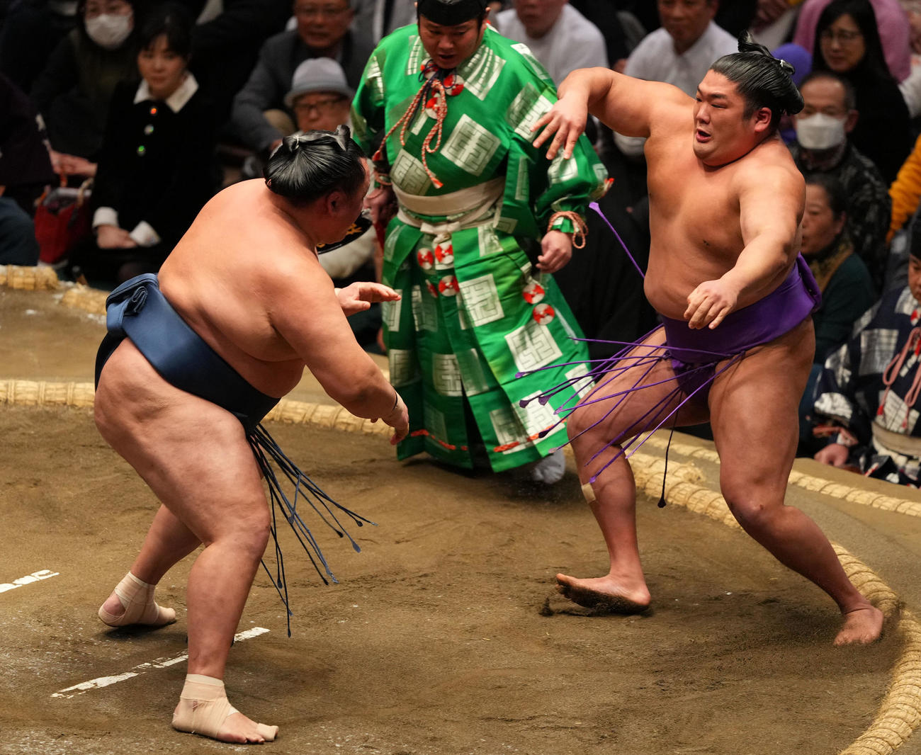 尊富士（右）を押し出しで破る玉鷲（撮影・横山健太）