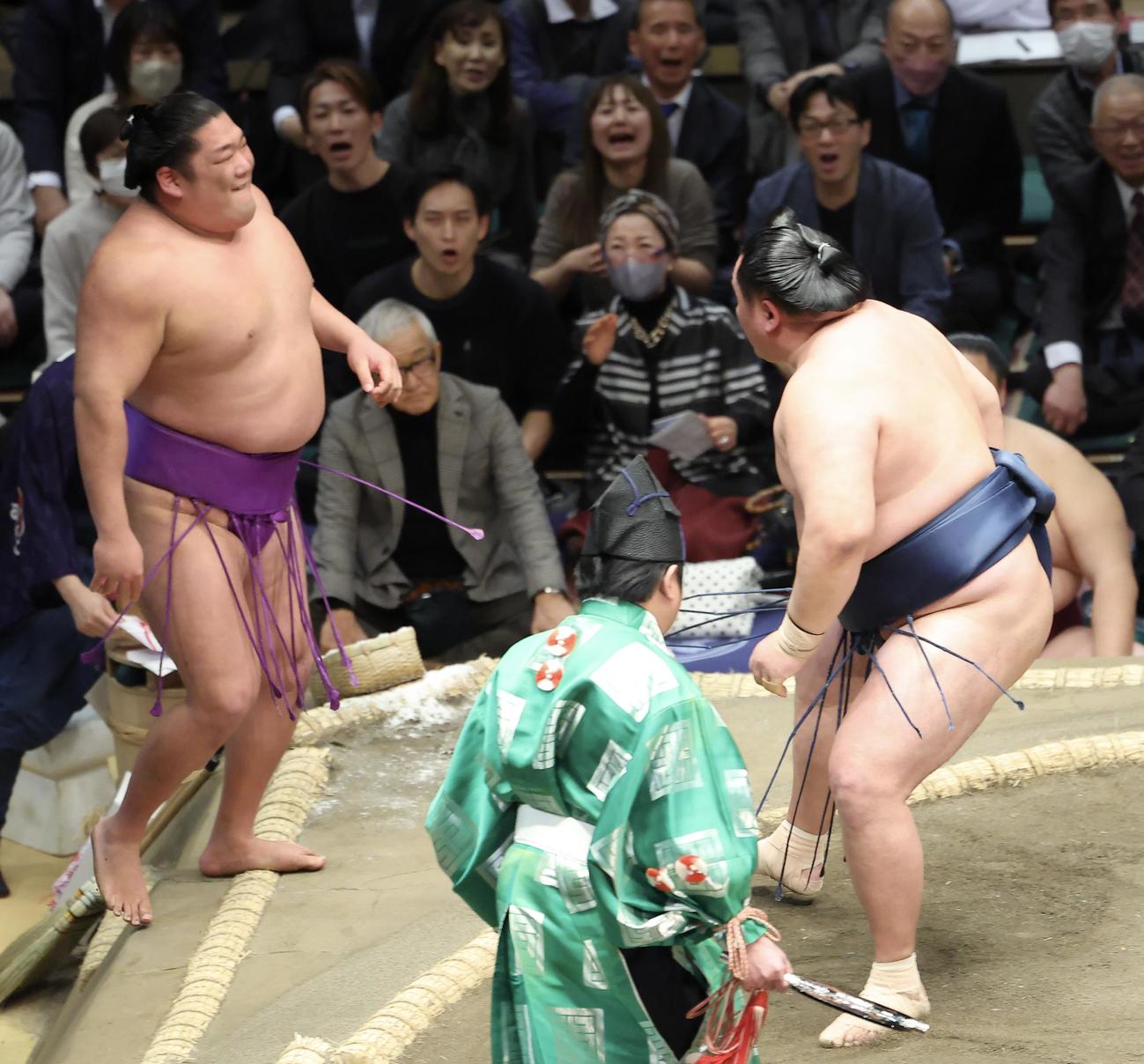 尊富士（左）を押し出しで破る玉鷲（撮影・河田真司）