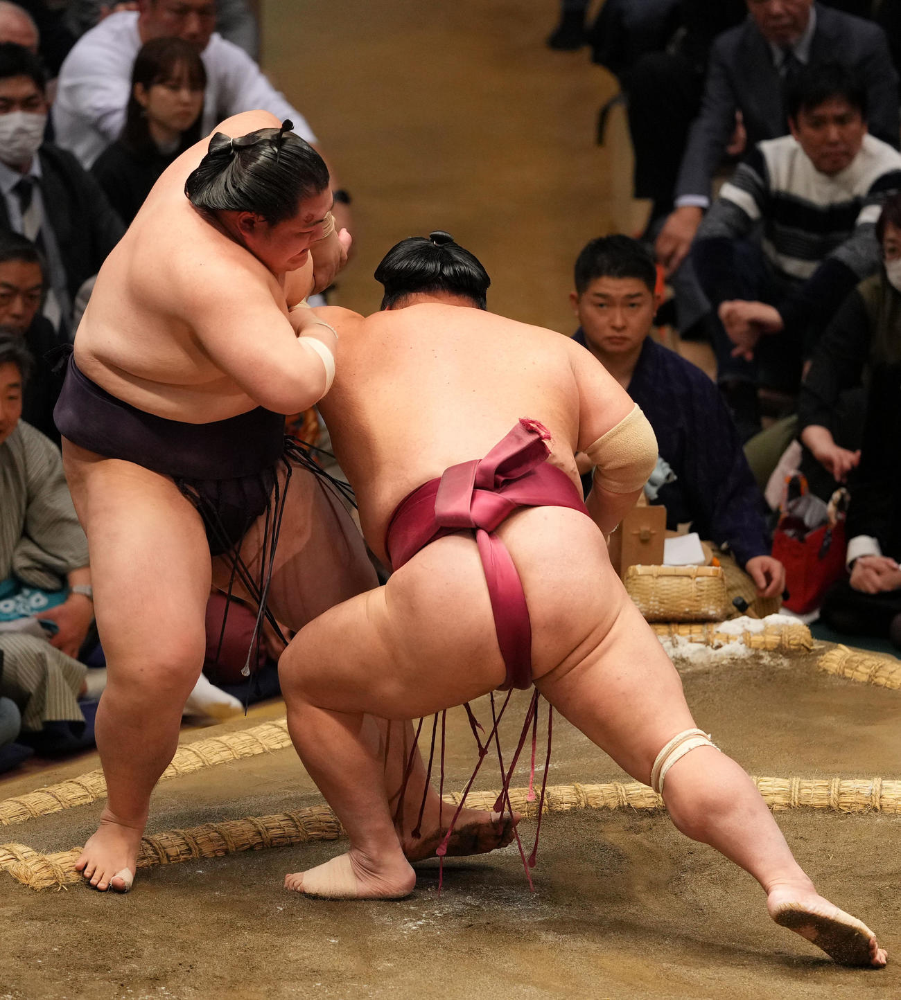 大栄翔（右）を引き落としで破る王鵬（撮影・横山健太）