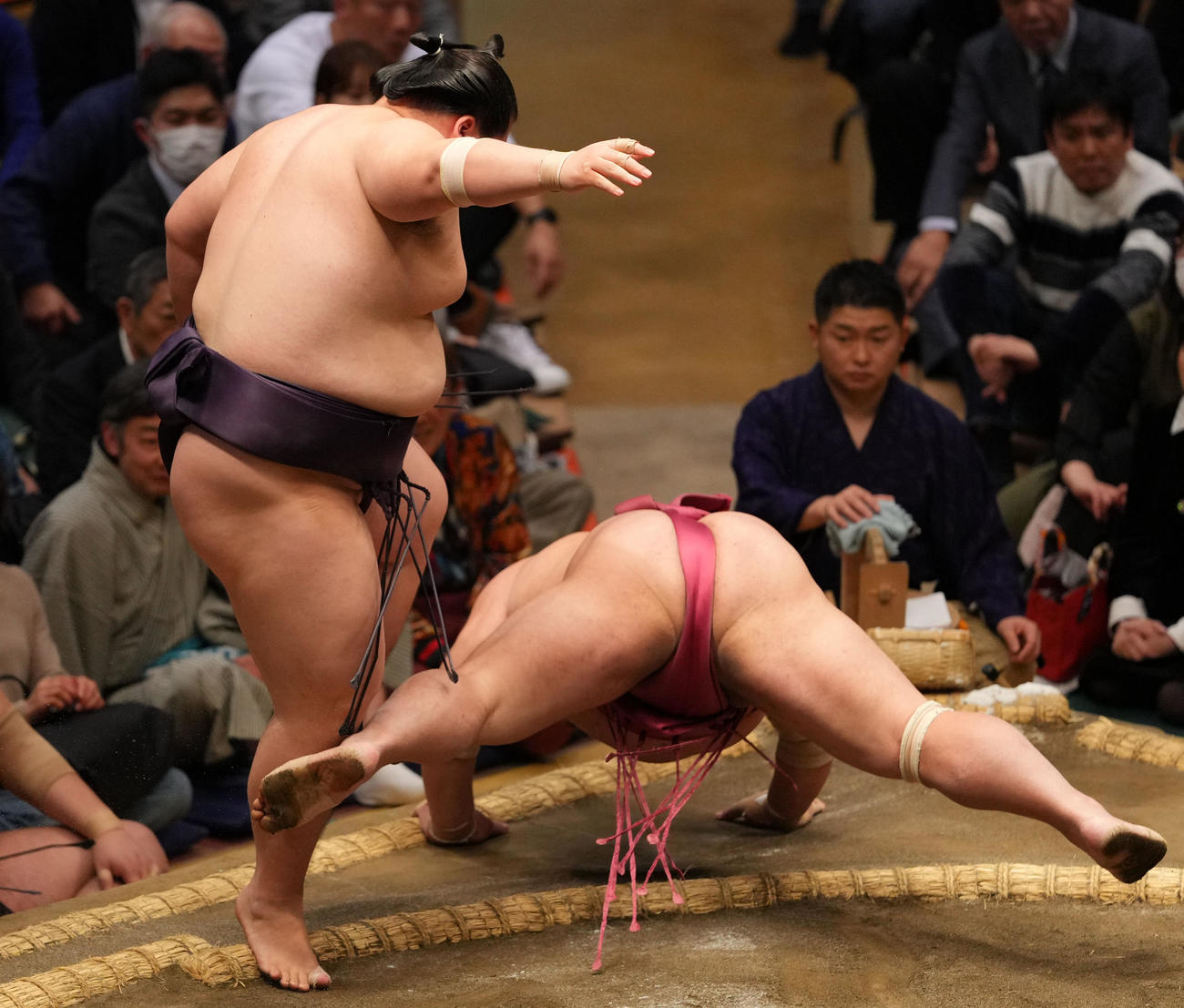 大栄翔（右）を引き落としで破る王鵬（撮影・横山健太）