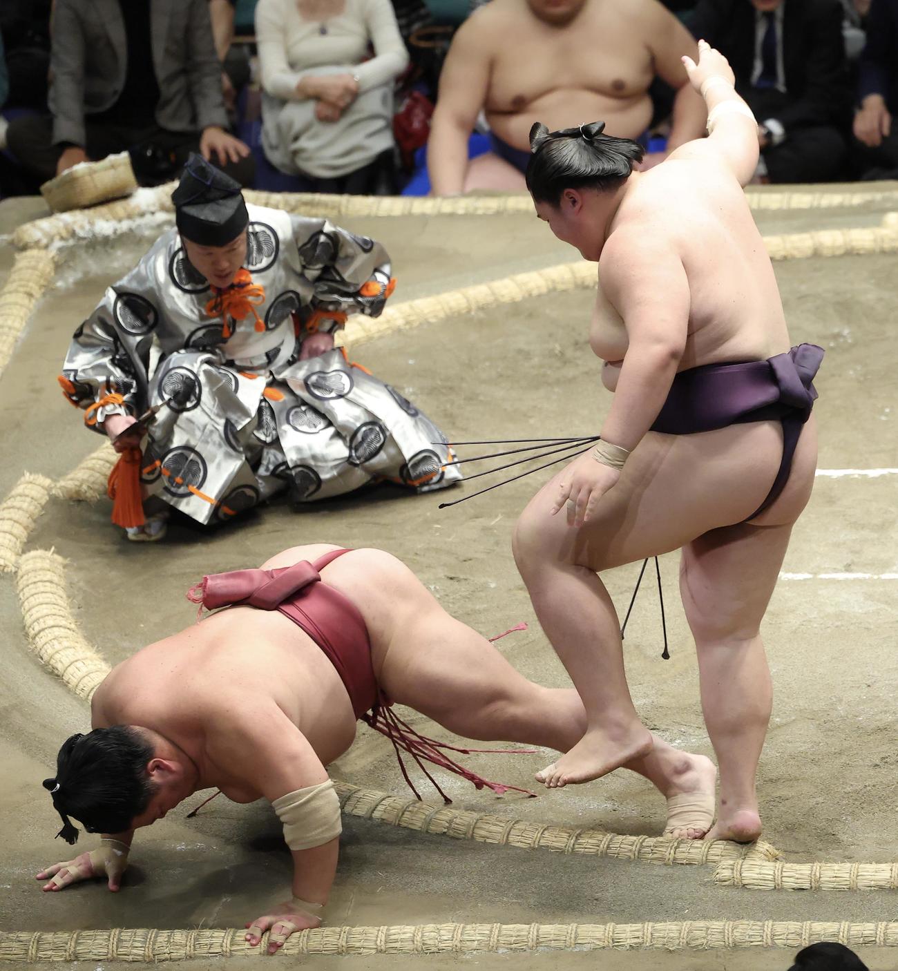 大栄翔（左）を引き落としで破る王鵬（撮影・河田真司）