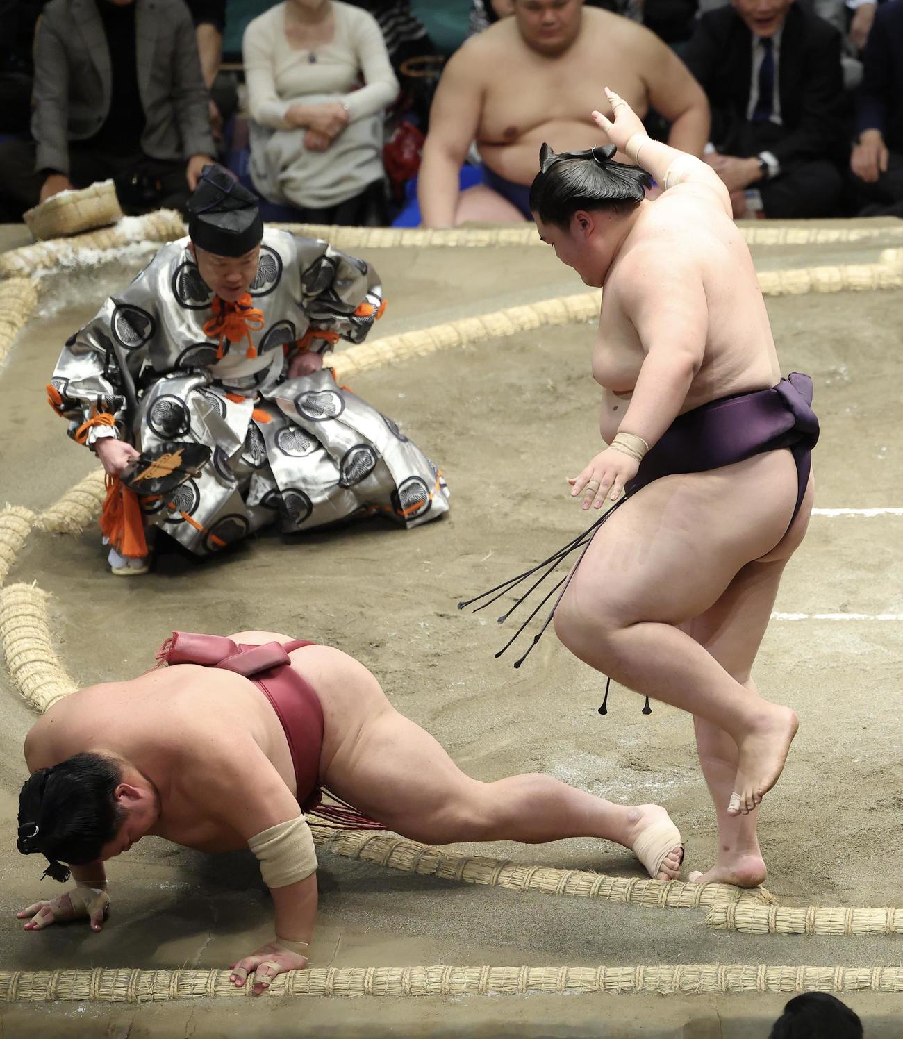 大栄翔（左）を引き落としで破る王鵬（撮影・河田真司）