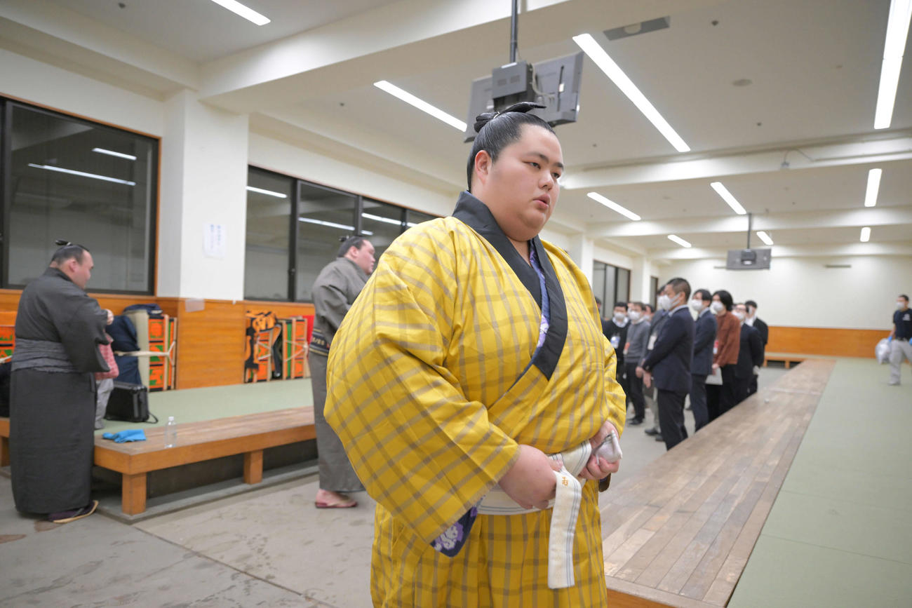支度部屋から引き揚げる琴桜