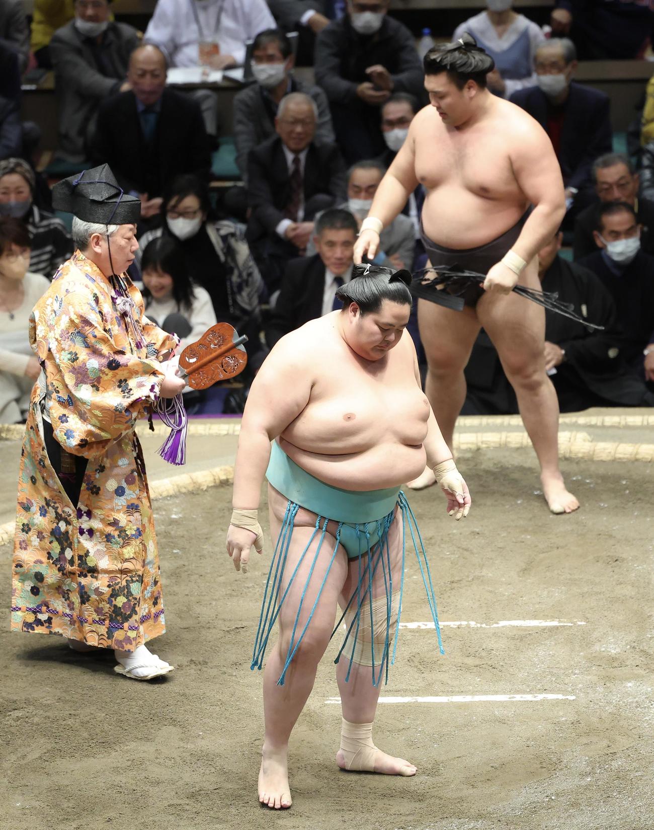 霧島（奥）に寄り切りで敗れる琴桜（撮影・河田真司）
