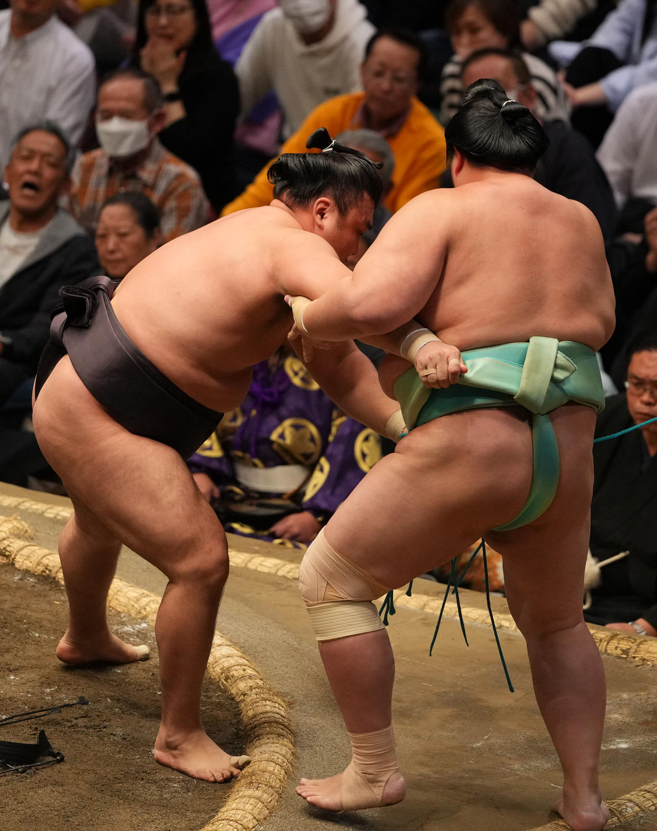 琴桜（右）を寄り切りで破る霧島（撮影・横山健太）