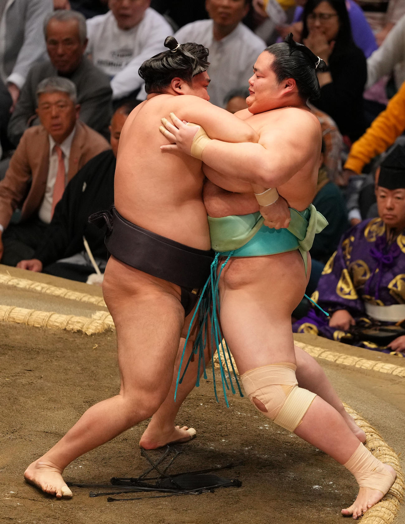琴桜（右）を寄り切りで破る霧島（撮影・横山健太）